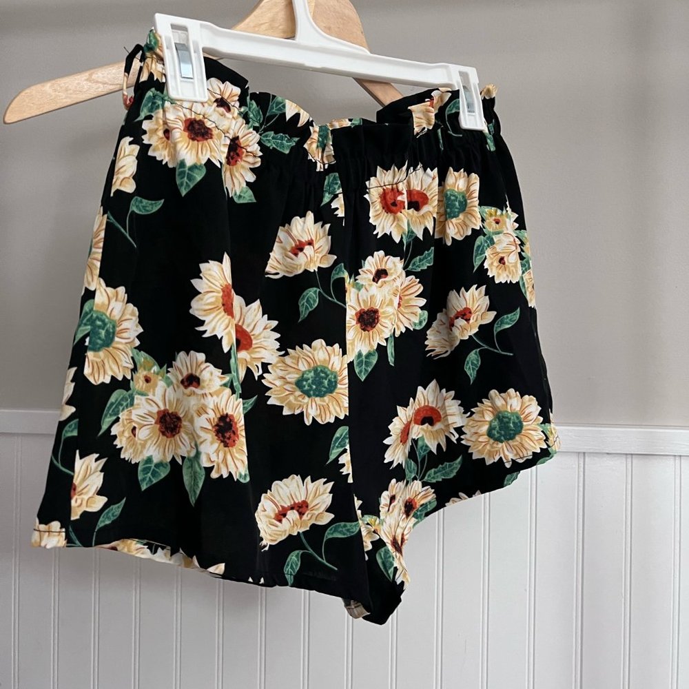 NWOT, Floral shorts, size L, Black with white and yellow flowers.